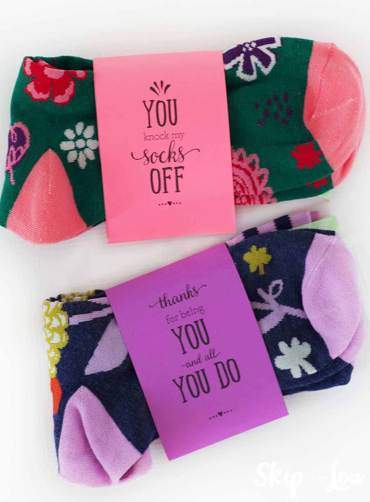 colorful socks with printable band that says you knock my socks off Packaging Socks, Socks Gifts, Skip To My Lou, Socks Packaging, Free Printable Letters, Zipper Pouch Tutorial, Clever Gift, Applique Monogram, Printable Thank You Cards