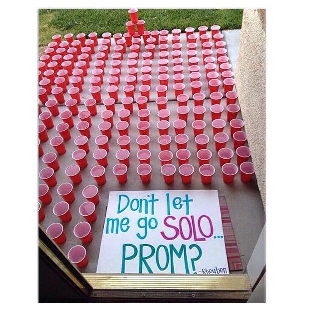 red cups are lined up in front of a sign that says don't let me go solo prom