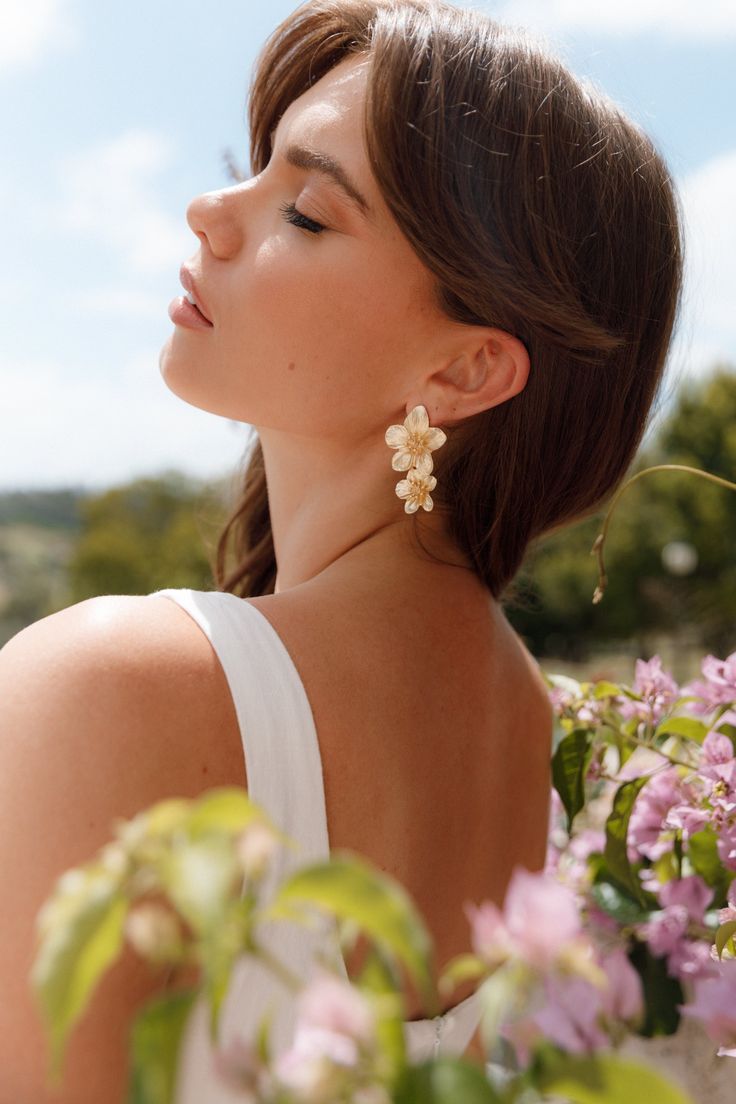 DETAILS    Are you ready to add a little extra sparkle to your style? Look no further than these beautiful flower drop earrings! The perfect balance of modern and glamorous, these stunning accessories feature gold hardware with stud closure and delicate flower designs.   drop style earring  flower design  gold hardware  stud closure    LENGTH    length - 2" Flower Earrings Gold, Makeup News, Flower Drop Earrings, Dresses By Length, Delicate Flower, Summer Jewelry, Beautiful Flower, Gold Flowers, Hat Hairstyles