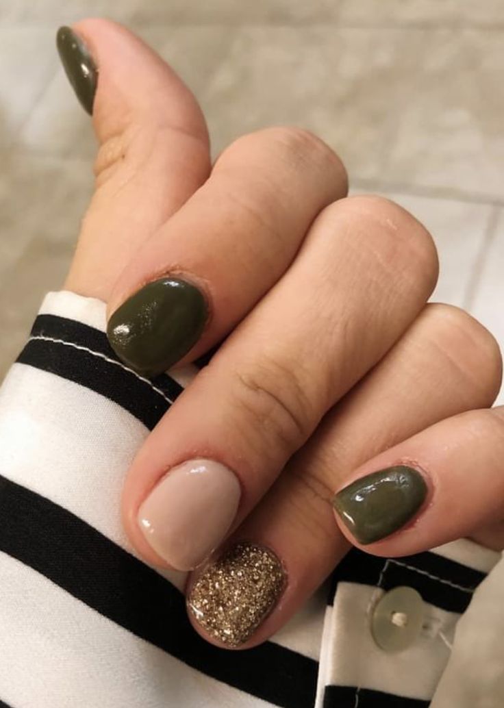 September And October Nails, Dip Nails Thanksgiving, Fall Nails 2022 Color Trends Short Round, Short Square Dip Powder Nails Fall, Different Colour Nails On Each Finger, Thanksgiving Shellac Nails, Fall Season Nails Green, Fall Finger Nail Ideas, Trendy Nails Short Square Fall