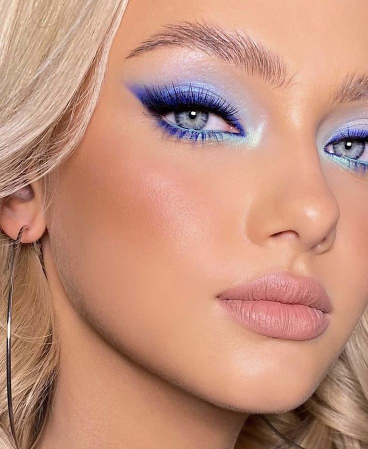 Summer 2024 Makeup Trends, Makeup 2024 Trends, Patriotic Makeup, Witch Bedroom, 4th Of July Makeup, Makeup 2024, Blue Eyeshadow Looks, Maquillage On Fleek, Blue Mascara