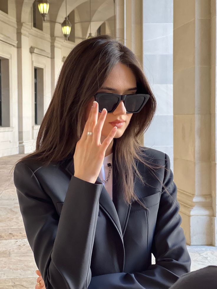 Black blazer, fitted with black sunglasses, fashion Inspo Black Dress With Sunglasses, Models With Sunglasses, Girl With Sunglasses Aesthetic, Pose With Sunglasses, Photo With Sunglasses, Model With Sunglasses, Black Sunglasses Outfit, Independent Aesthetic, Sunglasses Pose