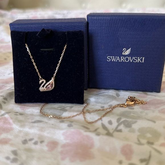 Swarovski Swan necklace Swarovski Necklace Swan, Swarovski Swan Necklace, Gold Swan, Swan Necklace, Swarovski Swan, Beautiful Pink Roses, Peace Illustration, Swarovski Jewelry, Dream Jewelry