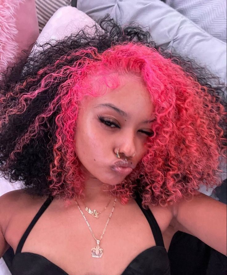 Pink Hair Dyed, Dyed Curly Hair, Hair Dyed, Mixed Curly Hair, Peekaboo Hair, Cute Hair Colors, Quick Natural Hair Styles, Dyed Hair Inspiration, Colored Curly Hair