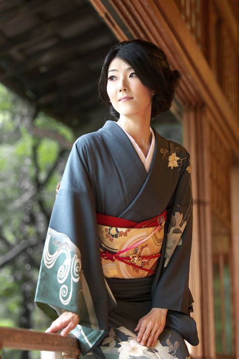 I love this Japanese woman dressed in a traditional kimono. Photography by oonishi. xoxo Marty Japanese Traditional Clothes, Furisode Kimono, Kimono Japan, Yukata Kimono, Kimono Yukata, Traditional Kimono, Japanese Dress, Beautiful Kimonos, Asian Outfits