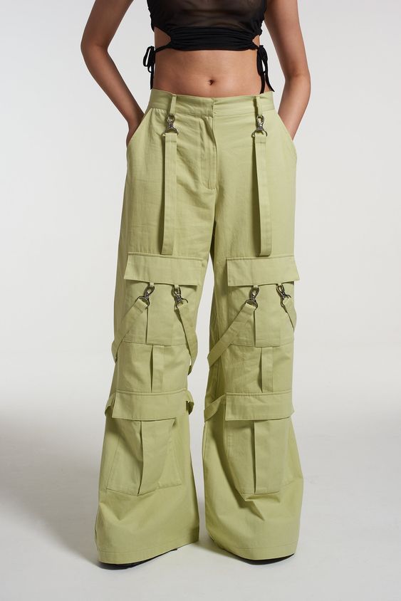 Cargo Pants Outfit Winter, Utility Outfit, Utilitarian Fashion, Cargo Pants Pockets, Utility Clothing, Green Cargo Trousers, Utility Fashion, Coloring Book Cover, Cool Pockets