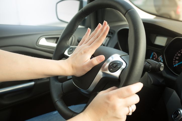 a person driving a car with their hand on the steering wheel and text that reads, if you honk your horn 4 seconds after the right turns green i will shut off my car