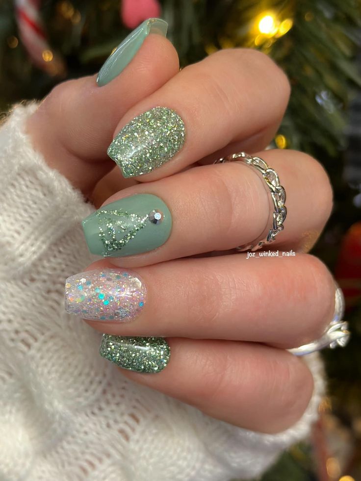 Green Glitter Nail Designs, Red And Green Glitter Nails, Green Winter Nail Designs, Christmas Nail Dip Designs, Thankful Nails, Winter Dip Powder Nails, Christmas Nail Dip, Christmas Dip Nails, Green Christmas Nail