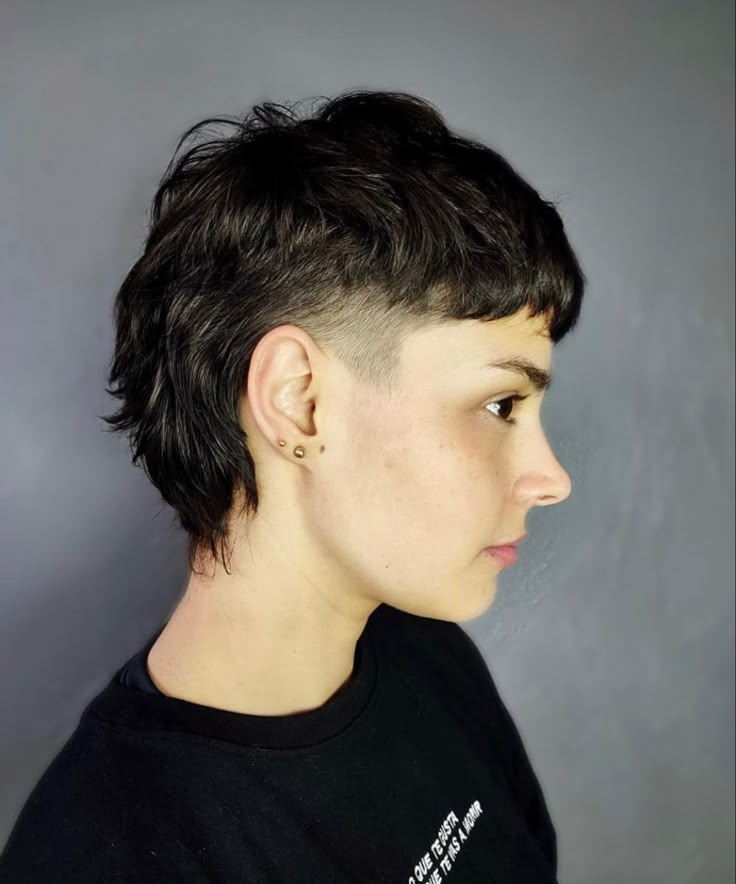 Haircut Ideas For Thick Hair, Viral Haircut, Queer Haircut, Bob Pixie Haircut, Short Haircuts Ideas, Queer Hair, Short Bob Pixie, Short Punk Hair, Pixie Haircut Ideas