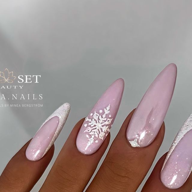 Nails By Minea Bergström on Instagram: "Winter vibes ❄️❄️❄️ ————————————————————————— Products used: • One Stroke Gel French White • Fairy Builder Gel Princess • Perfect Match Ice Opal • Glass Chrome Pigment • Crystal Shine Top Coat Products from @jet_set_beauty_nails 💅🏼 ————————————————————————— #glitternails #frenchnails #winternails #chromenails #snowflakenails #whitenails #christmasnails ————————————————————————— #rakennekynnet #geelikynnet #gelnails #gelenaglar #nailsofinstagram #nailsoftheday #nailinspiration #rakennekynnetjoensuu #geelikynnetjoensuu" Snow Nails, Pink Glitter Nails, Indigo Nails, French Manicure Nails, Best Nail Art Designs, Glass Nails, Silver Nails, Xmas Nails, Classy Nails