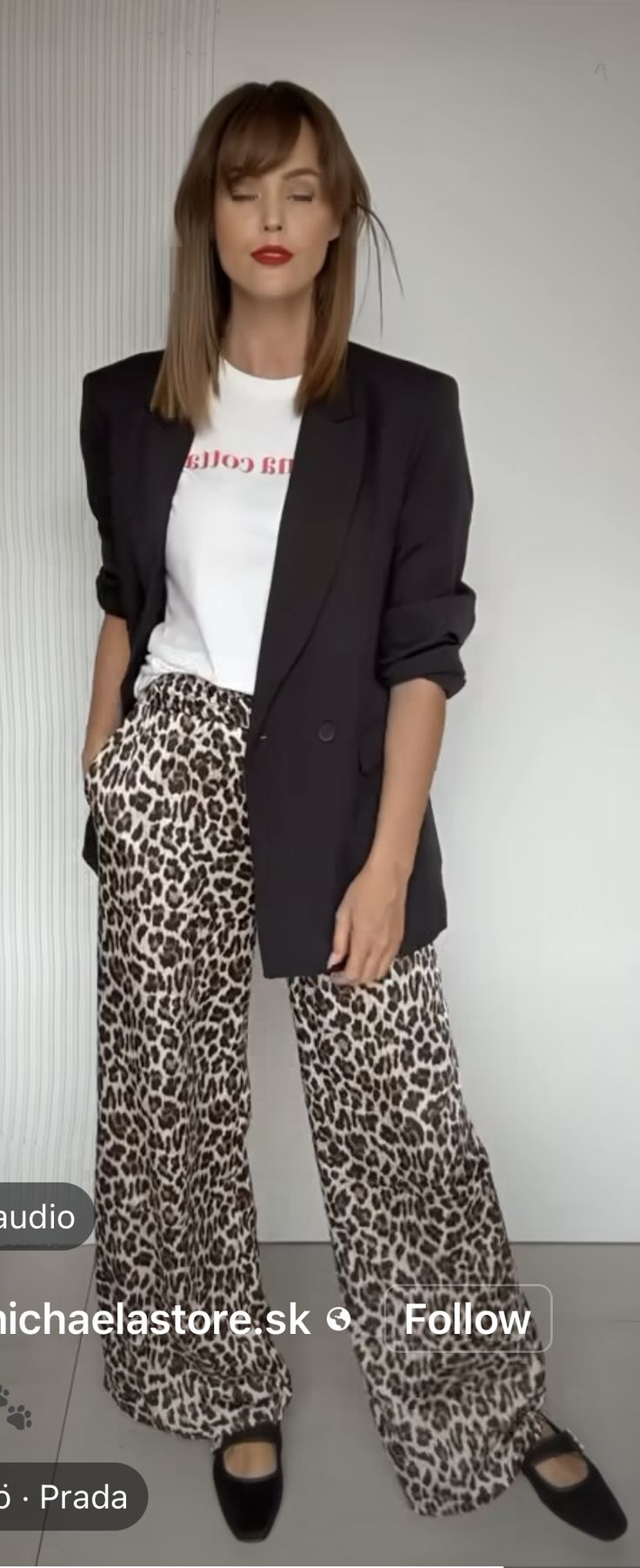 Black Wide Leg Outfit Ideas, Wide Leg Cheetah Pants Outfit, Satin Leopard Pants Outfit, Leopard Palazzo Pants Outfit, Leopard Print Wide Leg Pants Outfit, Outfit With Leopard Pants, Animal Print Pants Outfit 2024, Leopard Pants Outfit Fall, Animal Print Trousers Outfit