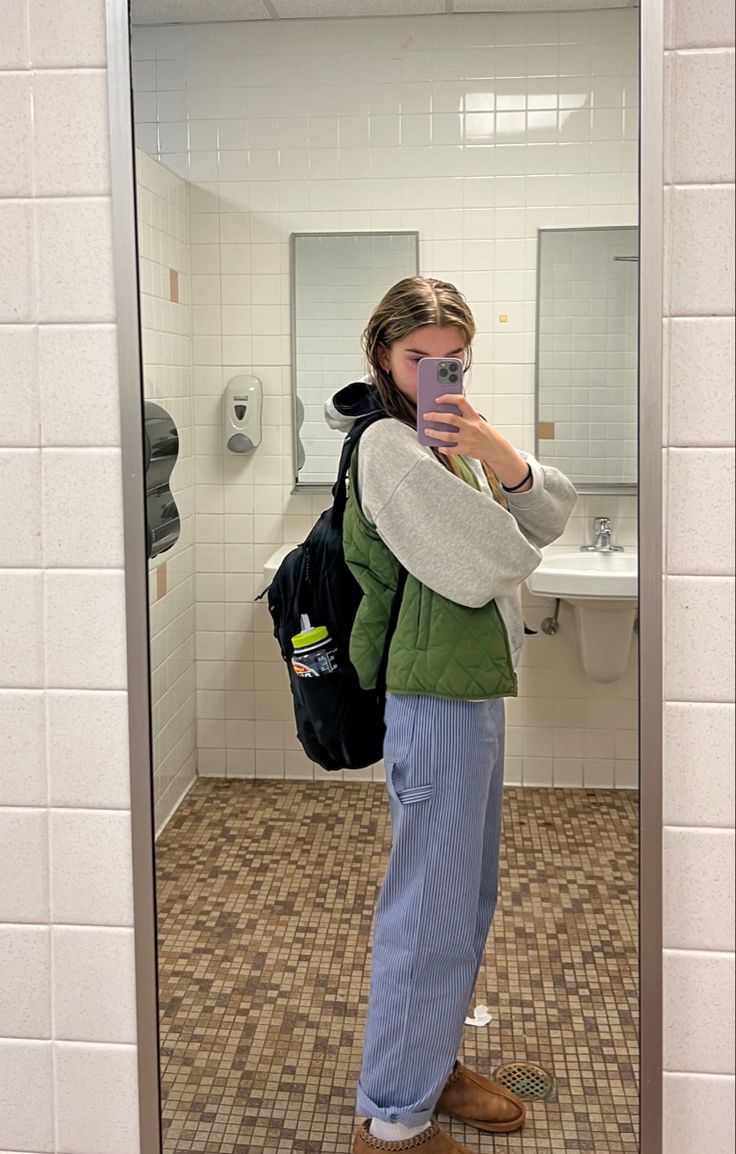 Basic Outfits College, Geanola Girl Outfit, Outfits For Plays, Back To School Granola Outfits, Granola Fall Outfits Casual, Fall Surfer Outfits, Granola Rainy Day Outfit, Gronola Girl Aesthetic Outfits, Gronola Girl Outfits Winter