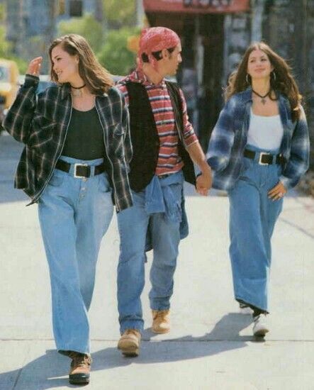 Just another day in the 90s: loose, high-waisted jeans, bodysuit, flannel shirt and -of course- a choker. Spring Outfit Women, Styl Grunge, Look 80s, Moda Grunge, 90s Fashion Women, 90s Inspired Outfits, 90s Fashion Grunge, 80s And 90s Fashion, Outfit 90s