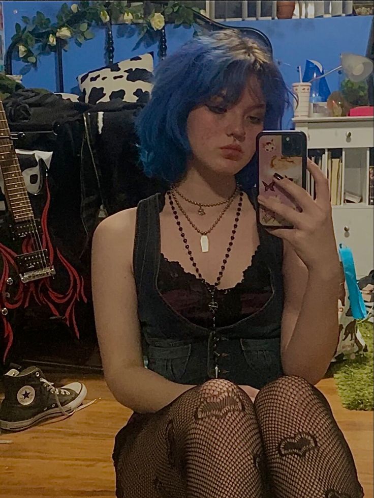 Short Black Dyed Hair, Blue Hair Inspo Short, Blue Hair Aesthetic Outfit, Blue Hairstyles Short, Dark Blue Hair Outfit, Outfits For Blue Hair, Goth Dyed Hair, Blue Hair Y2k, Dark Blue Hair Short