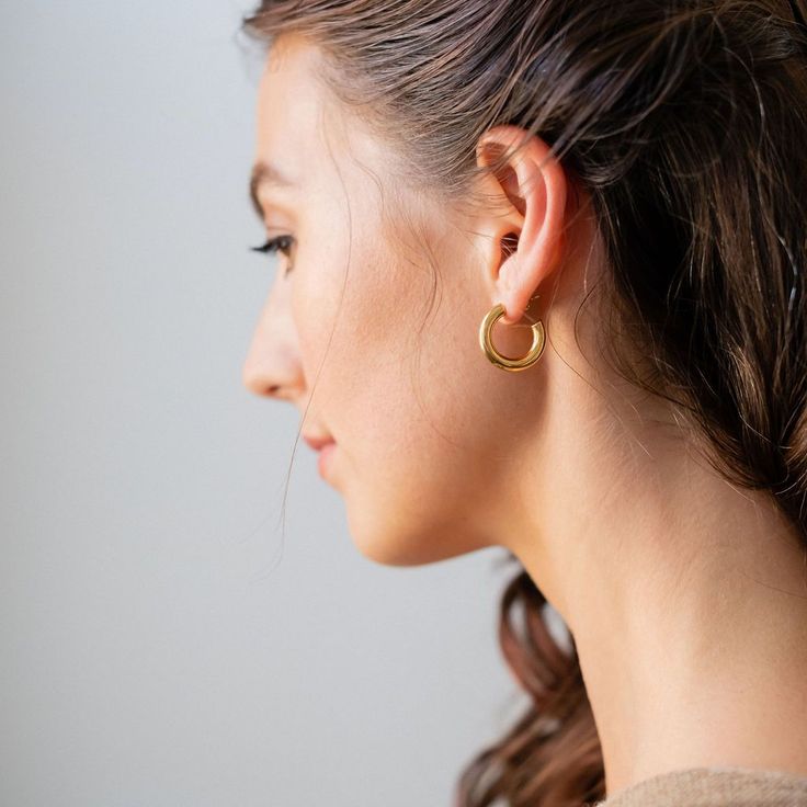 Popular gold hoop earrings. The earrings are made of stainless steel with 18k gold plated. The chic and minimalist style fits all occasions from office to date night!………………………………….D E T A I L S• Materials: Stainless steel, 18k gold plating.• Hoop Diameter: 20mm• This product is hypoallergenic, water and tarnish resistant Also available in 25mm Modern Gold Huggie Earrings For Everyday, Modern Gold Plated Hoop Earrings For Everyday, Modern Gold-plated Hoop Earrings For Everyday, Gold Minimalist Hoop Earrings For Everyday, Minimalist Gold Hoop Earrings For Everyday, Modern Matte Gold Hoop Earrings For Everyday, Modern Hypoallergenic Gold Plated Hoop Earrings, Modern Everyday Gold Plated Hoop Earrings, Minimalist Gold Plated Huggie Earrings