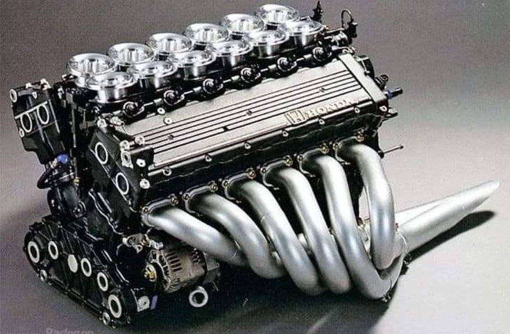 an engine is shown in this image, with the top section exposed and the bottom part visible