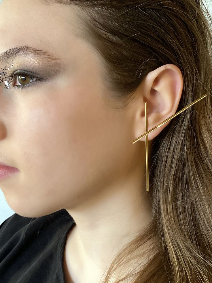 "Set of gold coated strip earrings that would glam up your everyday look instantly. These everyday earrings in line are so minimal, simple and versatile for any outfit. If you have more than one piercing on each ear they could also be stack up on your ears as shown at the pictures. Lenght: 2.95\" (7.5 cm) Carefully packaged and presented. Back to my shop: www.etsy.com/shop/MERCeJewelry Facebook: www.facebook.com/MERCEjewelry Instagram: mercedesgazzano Pinterest: pinterest.com/MERCEjewelry" Silver Long Earrings, Gold Cartilage Earrings, Line Earrings, Avant Garde Jewelry, Lehenga Red, Long Silver Earrings, Earrings Minimal, Earrings Golden, Minimal Earrings