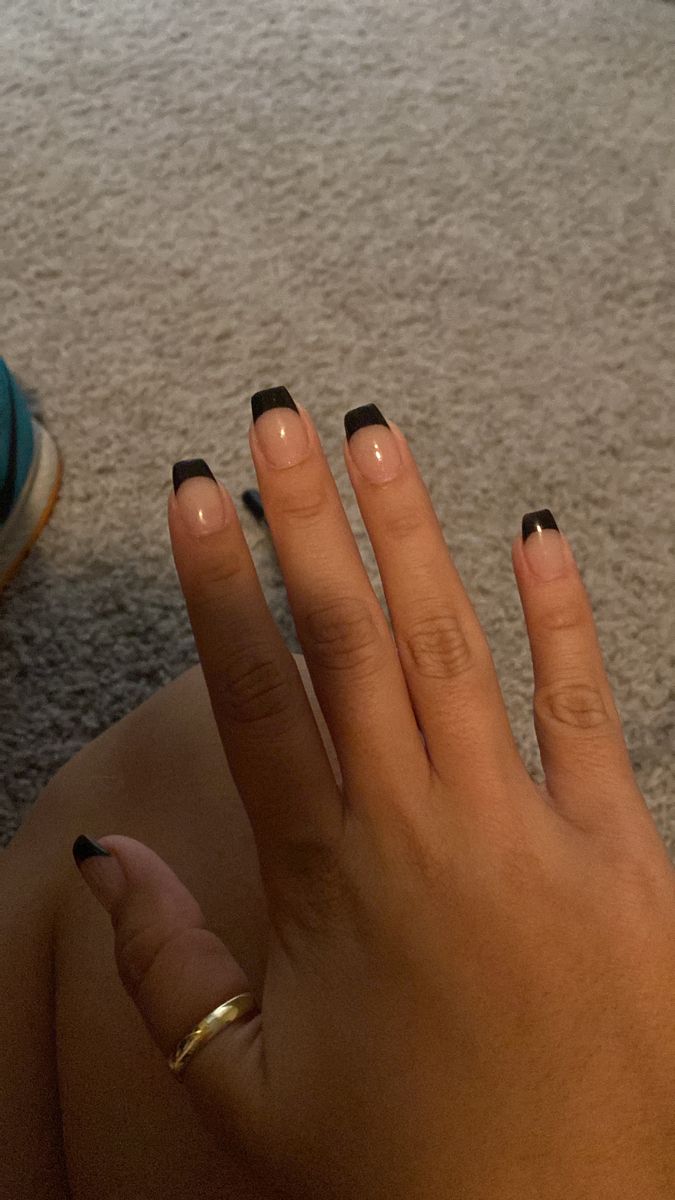 Halloween French Tip Nails Coffin, Shalack Nails Ideas, Black Nails Short Acrylic, Halloween French Tip Nails Short, Simple Nail Ideas To Do At Home, Halloween French Tip Nails Square, Preppy Nails Halloween, Simple Short Acrylics, October Nails Halloween Simple