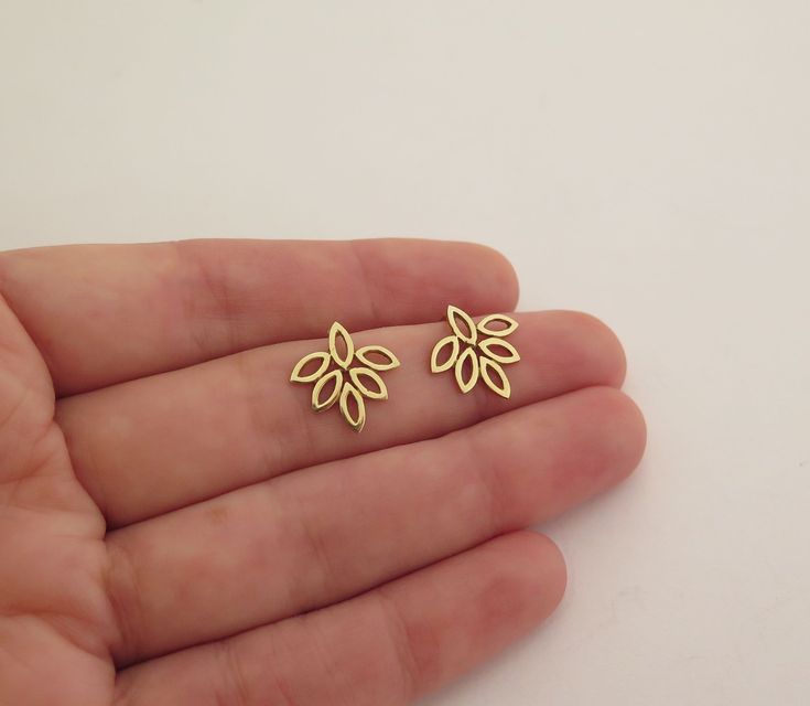 [AffiliateLink] Solid 14K Gold Leaf Stud Earrings. These Dainty Marquise-Shaped Leaves Studs, Drop Just A Little Below The Earlobe And Are Beautiful And Elegant, Lightweight, And Comfortable To Wear. #Studearrings #Leafearrings #Flowerearrings #14Kgold #Daliashamirjewelry #studgoldearringsforwomen Gold Stud Designs, Daily Wear Earing Design Gold, Antique Jumka, Aesthetic Gold Earrings, Stud Gold Earrings, Gold Earing, Small Earrings Gold, Gold Earrings Indian, Unique Studs