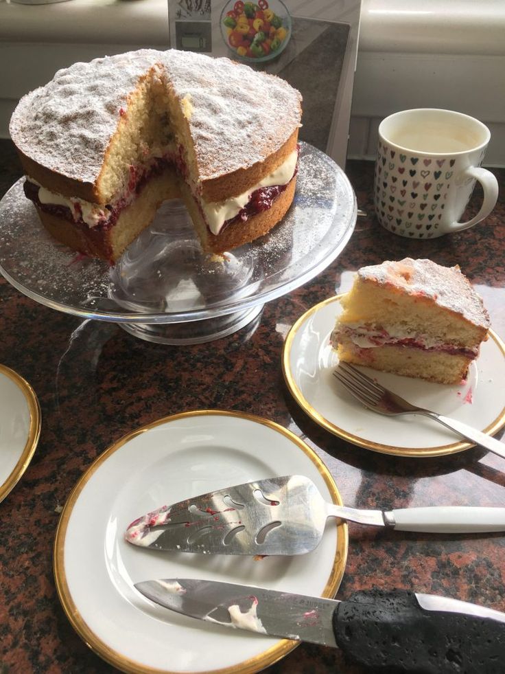 there is a cake on the table and two plates with one slice cut from it