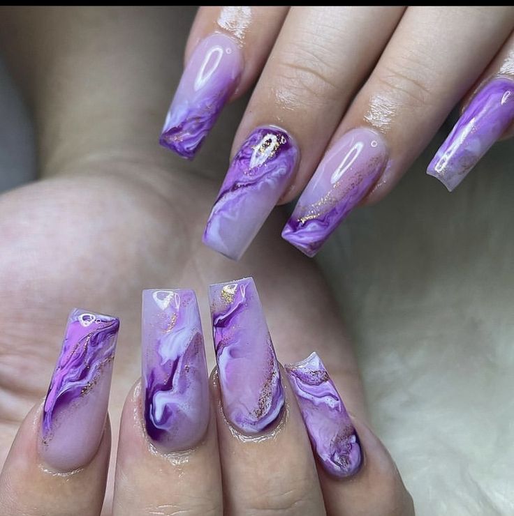 Coffin Marble Nails Designs, Purple Nail Designs Marble, Marble Nails Pink And Purple, Lavender Marble Acrylic Nails, Purple Marble Nails With Gold Flakes, Purple Geode Nails, Amethyst Nail Art, Light Purple Marble Nails, Dark Purple Marble Nails