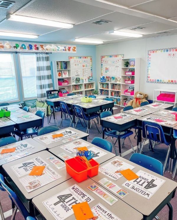 a classroom filled with desks and chairs covered in sticky notes on top of them