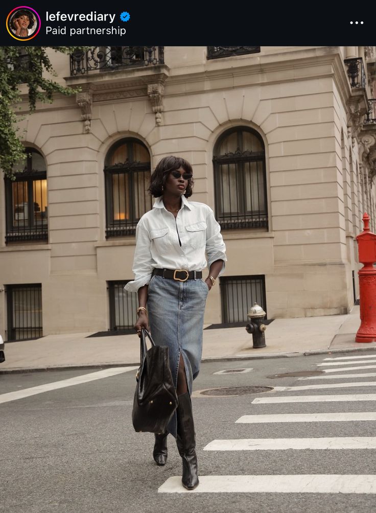 Denim Skirt With Boots, Denim Skirt Styling, Fall City Outfits, Outfit Denim Skirt, Skirt Styling, Styling Hacks, Long Waistcoat, Fall City, Jean Skirt Outfits