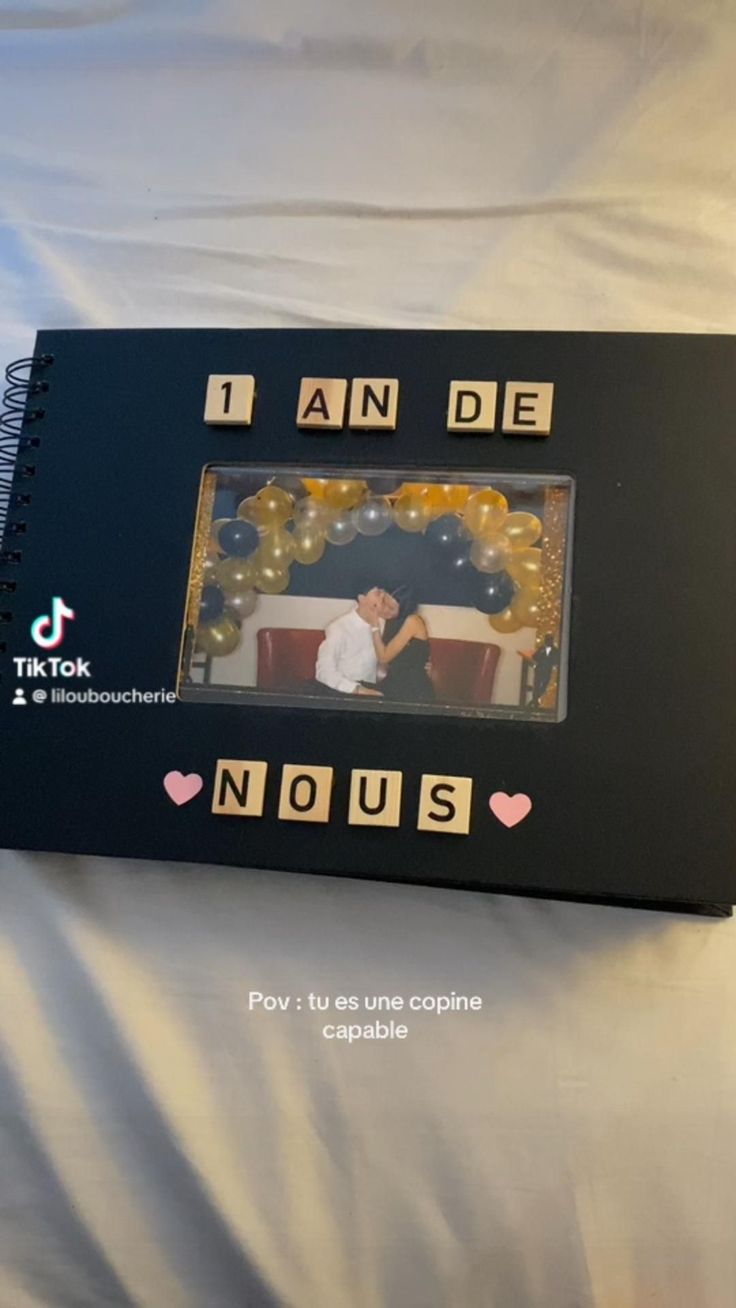 a photo frame with the words i am de nous on it