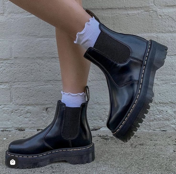 Chelsea Doc Martens Outfit, Platform Chelsea Boots Outfit, Dr Martens Chelsea Boots Outfit, Black Platform Boots Outfit, Dr Martens Platform Chelsea Boots, Doc Martens Boots Outfit, Chelsea Doc Martens, Doc Marten Chelsea Boots, Chelsea Boot Outfits Women