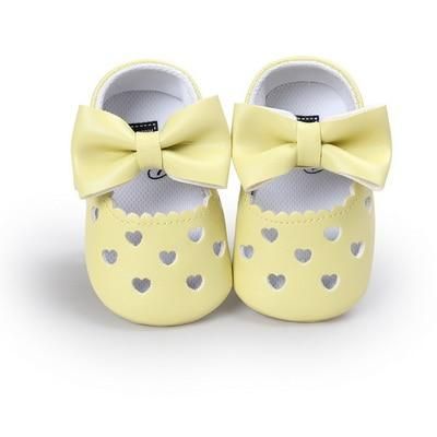 The Classic Heart Moccasins soft soled first shoes walkers for baby infant toddlers pale yellow Heart Mary Janes, Premie Baby Clothes, Best Baby Shoes, Soft Baby Shoes, Doodle Art For Beginners, Clogs Outfit, Soft Sole Baby Shoes, Baby Bangles