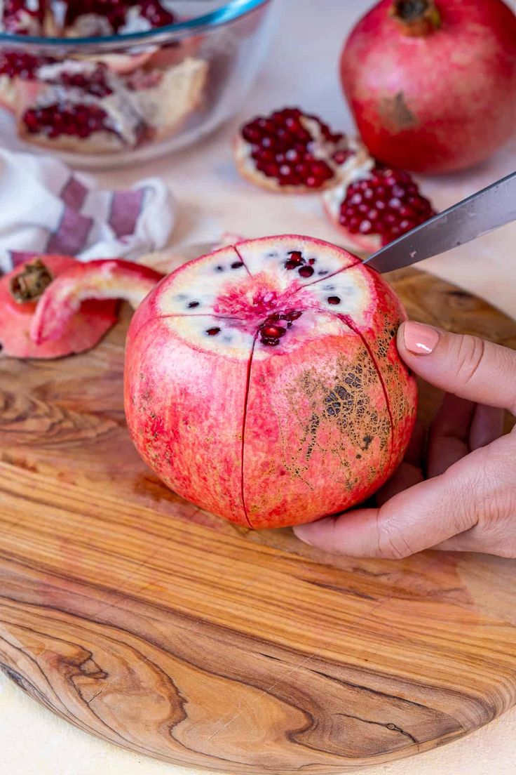 How To Cut And Seed A Pomegranate Easily - Give Recipe Pomegranate Uses, Breakfast Yogurt Parfait, Yogurt Breakfast, Pomegranate Fruit, Pomegranate Molasses, Freezer Bags, Yogurt Parfait, Thick Skin, Pomegranate Juice