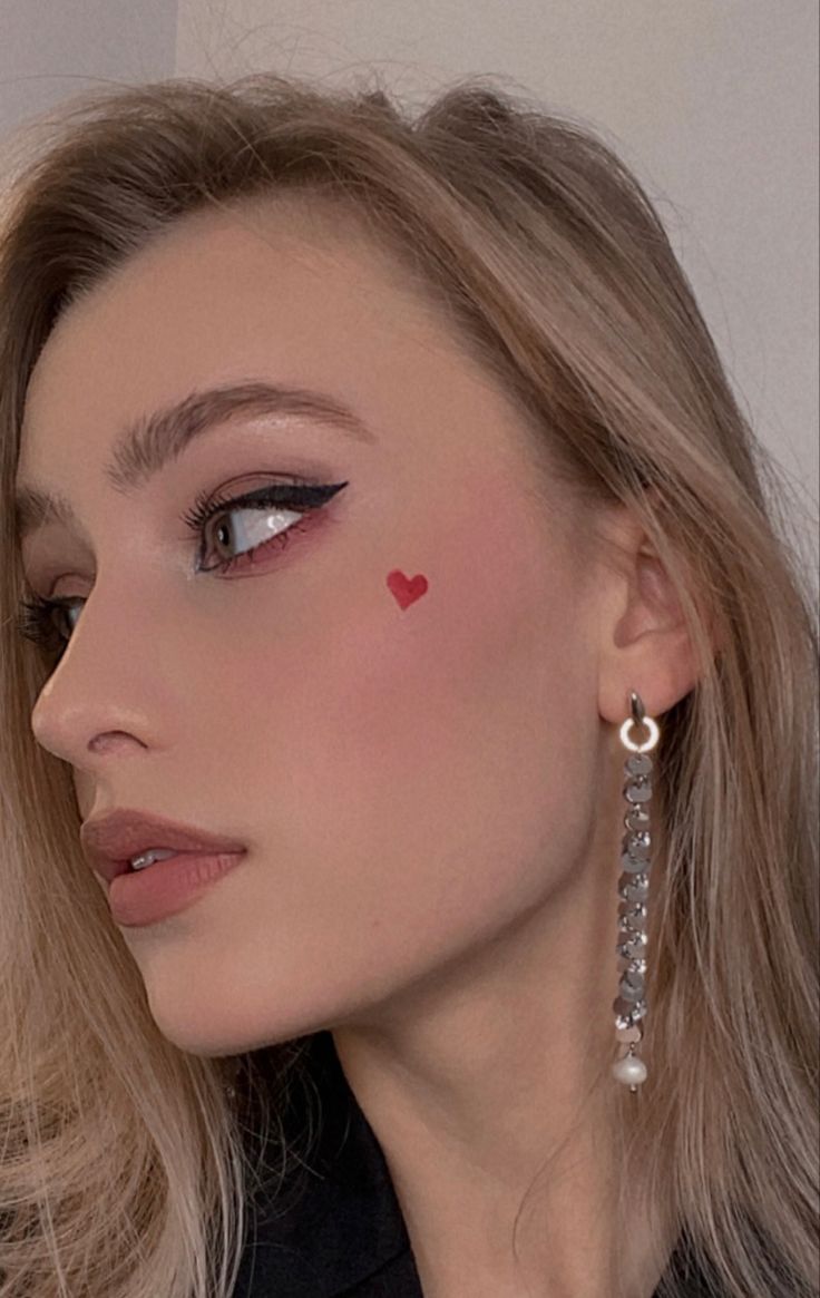 Eye Makeup For Valentines Day, Heart Cheeks Makeup, Galentines Party Makeup, Simple Valentines Eyeshadow, Heart Inspired Makeup, Simple Vday Makeup, Makeup For Valentines Day Simple, Red Hearts Makeup, Natural Valentines Day Makeup