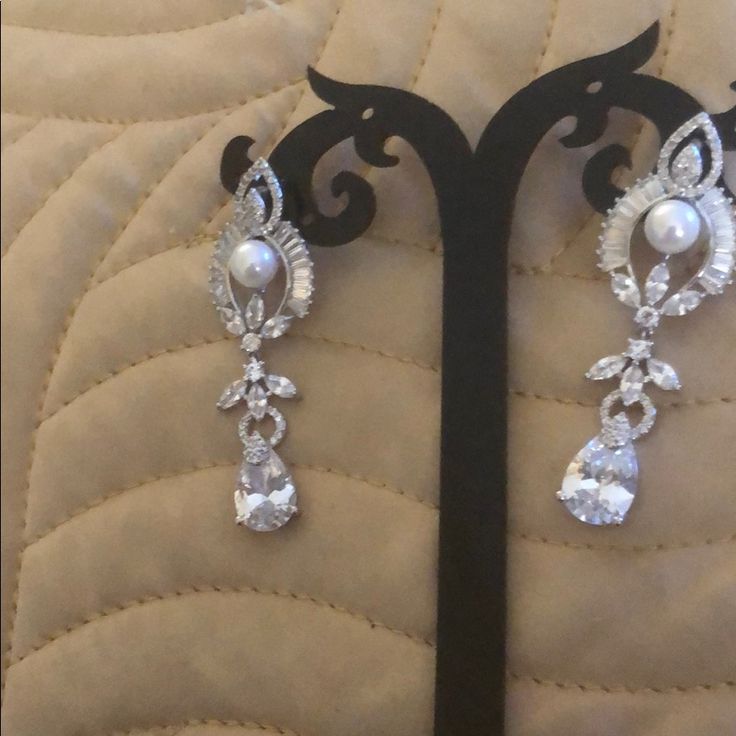 Crystal Clear With Beautiful Details Earrings Classic White Chandelier Earrings For Party, White Single Chandelier Earring For Formal Occasions, Nickel And Suede, Vacation Jewelry, Gold Bead Earrings, Silver Turquoise Earrings, Seashell Earrings, Cute Piercings, Pink Sparkly