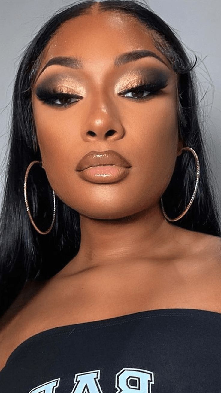 Photoshoot Makeup Black Women, Megan Thee Stallion Makeup Looks, Makeup Looks Gold Eyes, Black Women Smokey Eye Makeup, Birthday Make Up Black Women, Smokey Eye Makeup Looks Black Women, Gold Full Glam Makeup, Simple Looks Makeup, Gold Smokey Eye Makeup Black Women