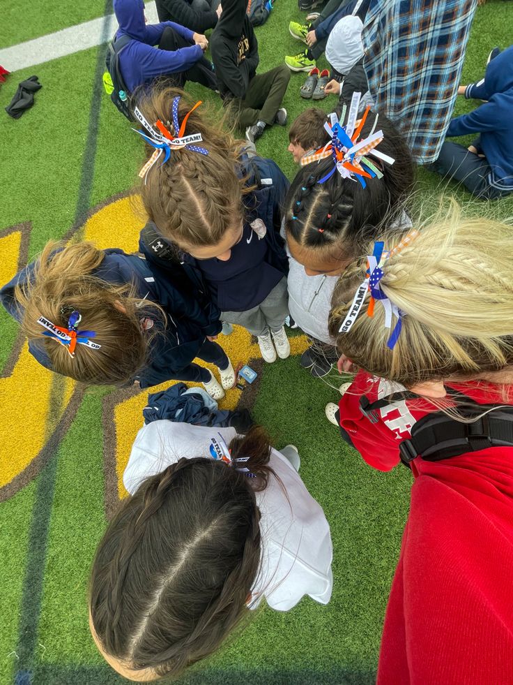 Sports Day Hair, Race Day Hair, Volleyball Hair Bows, Hockey Hair, Cute Sporty Hairstyles, Running Hairstyles, Ideas For Parties, Soccer Hairstyles, Volleyball Hair