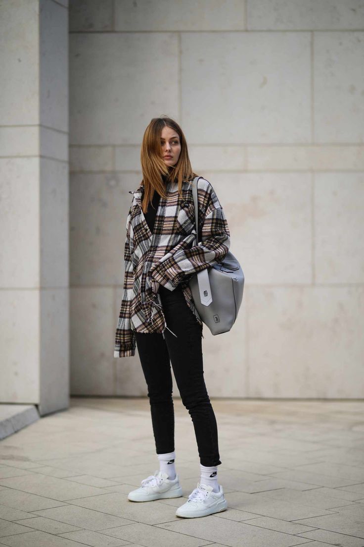 Oversize Flannel Outfit, Oversized Flannel Outfits Leggings, Plaid Flannel Shirt Outfit, Oversized Flannel Outfit, Oversized Plaid Shirt Outfit, How To Style Flannel, Flannel Jacket Outfit, Flannel Outfit Ideas, Plaid Flannel Outfit