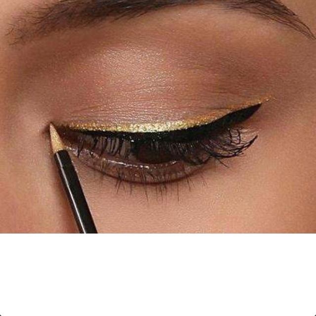 Gold eye liner Black And Gold Eyeliner Looks, Black And Gold Eyeliner, Gold Eye Liner, Prom Nails Red, Gold Eyeliner, Gold Liner, Love Eyes, Graphic Eyes, Turquoise Nails