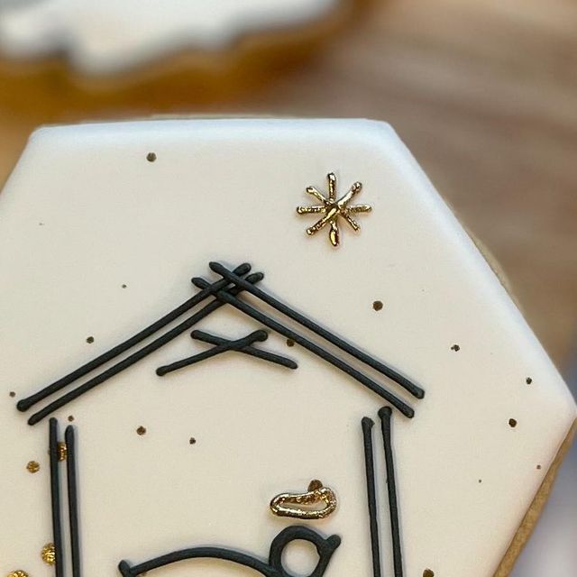 there is a cake that looks like it has a nativity scene in the middle