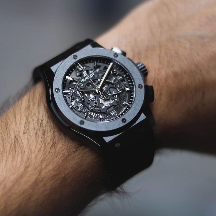 Hublot Black, Nike Tech Tracksuit, Hublot Watches Men, Hublot Classic Fusion, Hublot Classic, Classy Watch, Hublot Big Bang, Hublot Watches, Premium Watches