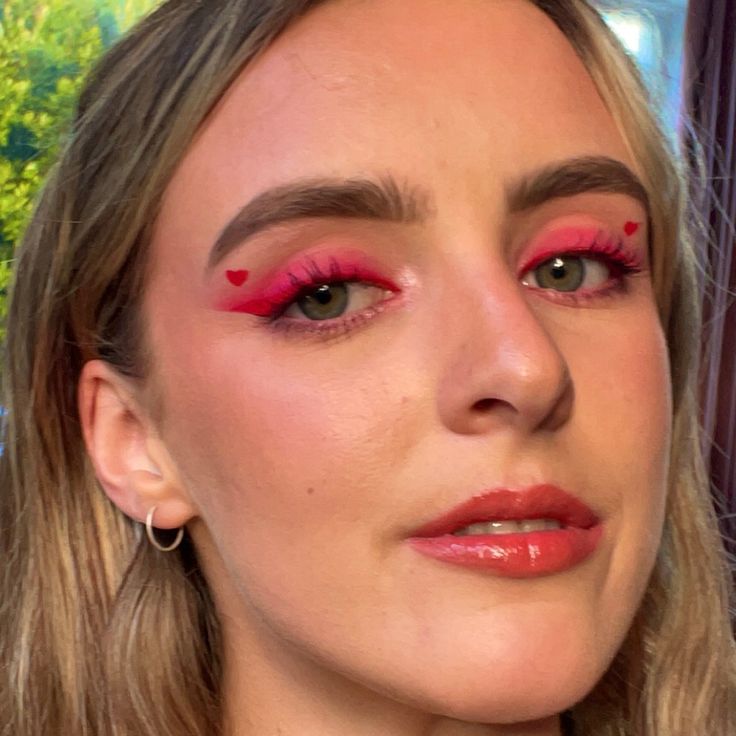 Pink And Red Eyeliner, Harry Styles Eye Makeup, Harry Styles Make Up Concert, Heart Eyeliner Stamp, Harry Styles Makeup Look, Red And Pink Eye Makeup, Red Heart Eye Makeup, Simple Heart Makeup, Pink Heart Eye Makeup