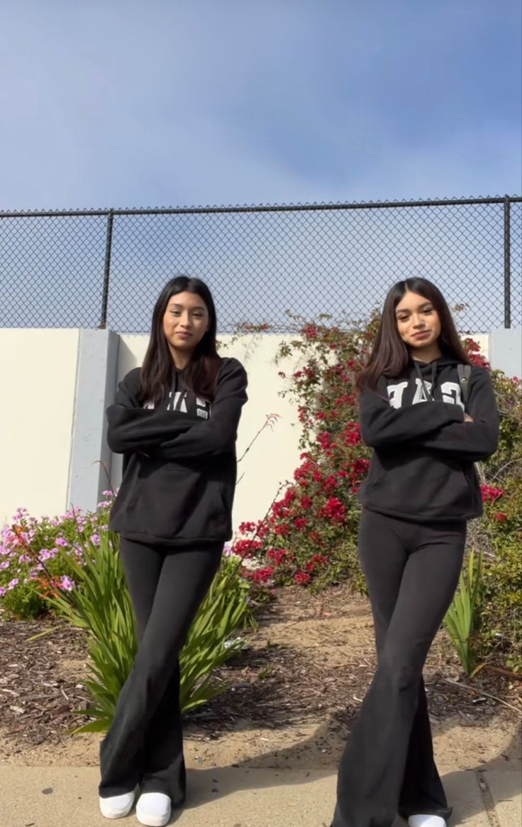 Simple Matching Outfits For Friends, Latina Leggings Outfit, Summer In Dc Outfits, Latina Outfits School Dress Code, Black Flared Leggings Outfit Latina, Copy N Paste Latina Outfits For School, Copy And Paste Latina Fits, Matching Outfits For School, Matching School Outfits