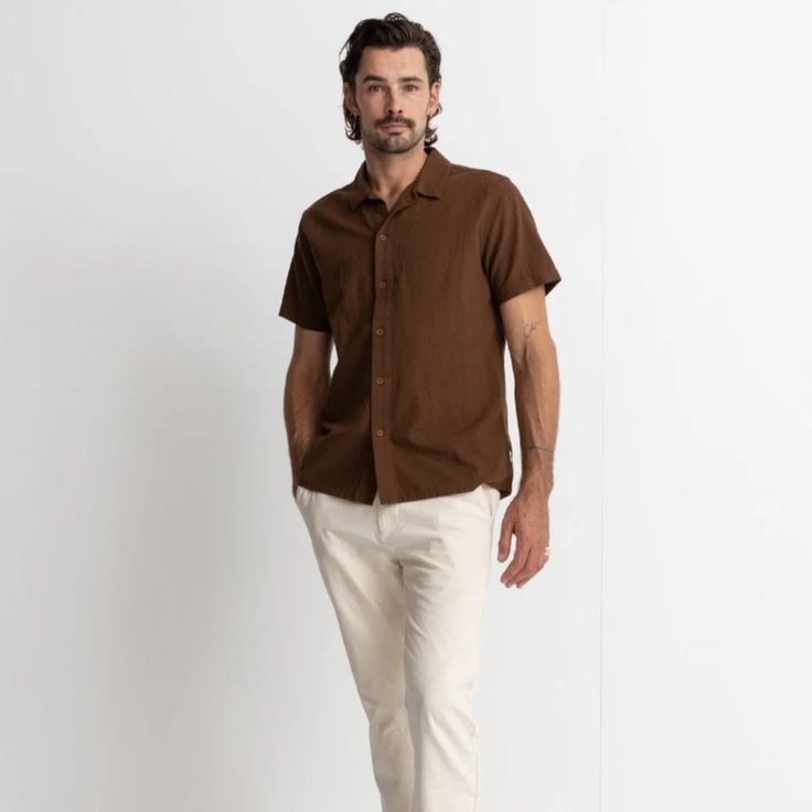 A year round staple spun from a breathable linen cotton blend fabrication, the Classic Linen Short Sleeve Shirt is a soft-touch standard fit featuring a straight hem and a slightly wider fit, making it great for wearing open or buttoned down. This style is a wardrobe staple, made for laid back days. Brown Relaxed Fit Shirt For Everyday, Casual Business Short Sleeve Shirt With Relaxed Fit, Brown Summer Shirt For Everyday, Casual Brown Short Sleeve Shirt With Relaxed Fit, Brown Relaxed Fit Short Sleeve Shirt, Casual Linen Shirt For Business Casual, Casual Flax Button-up Shirt, Casual Unstructured Linen Shirt, Business Casual Linen Shirt With Pockets