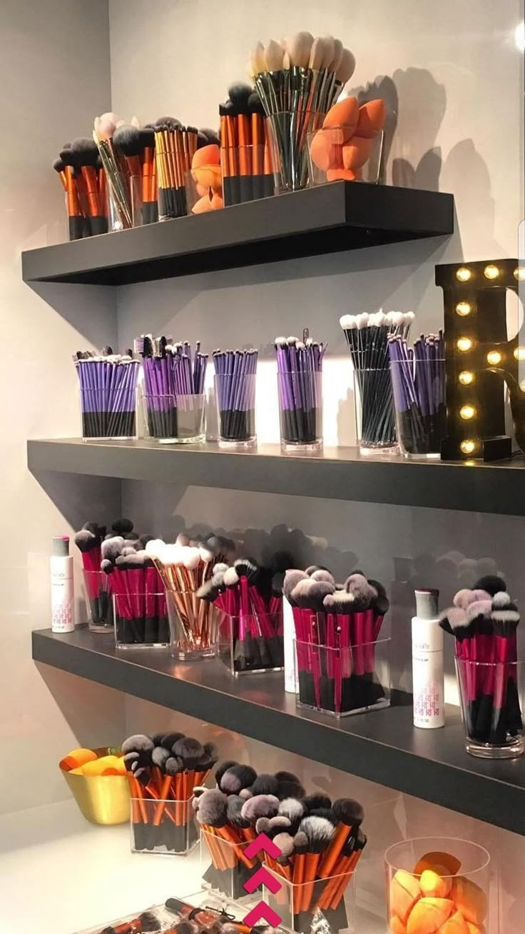 Makeup Studio Decor Interior Design, Makeup Artist Room, Makeup Room Design, Makeup Studio Ideas, Makeup Studio Decor, Business Makeup, Beauty Room Salon, Esthetician Room Decor, Esthetics Room