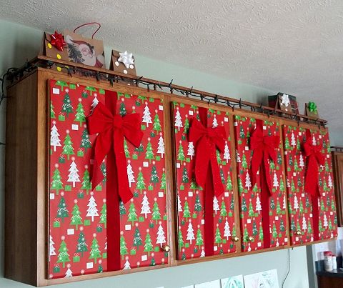 christmas presents are wrapped in red and green wrapping paper on a wooden shelf above a kitchen counter