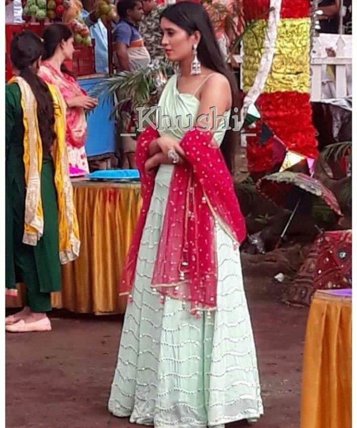 Yrkkh Naira Outfits, Naira Dresses In Yrkkh Lehenga, Shivangi Joshi Outfits In Yrkkh, Naira Dresses In Yrkkh, Nyra Dress, Niara Dress, Naira Outfits, Naira Dresses, Designer Anarkali Dresses