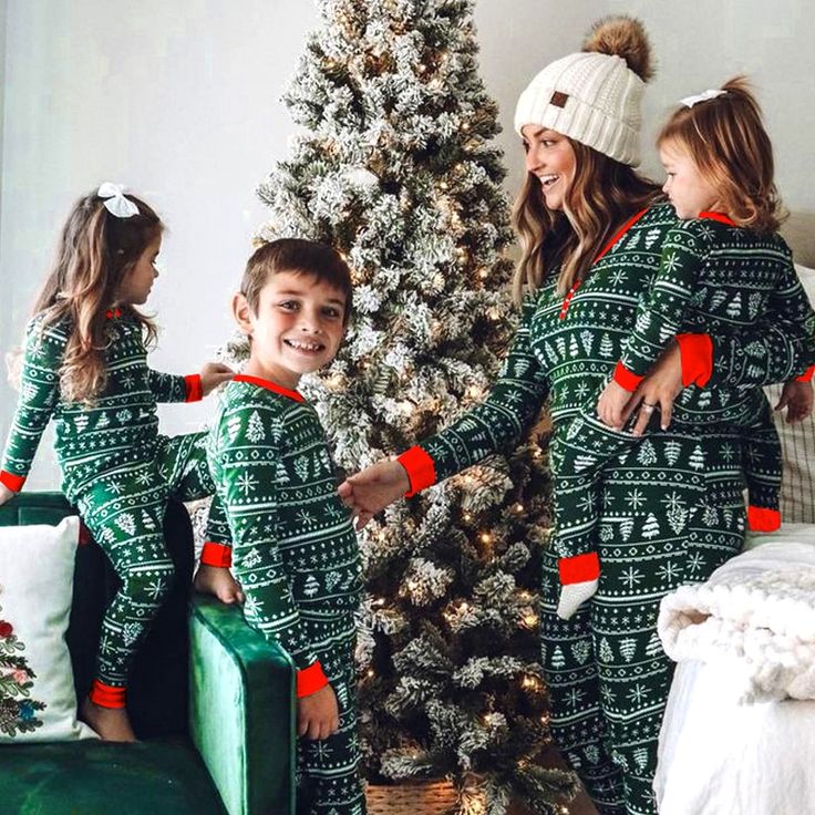 Portrait of a picture displaying Green Christmas Pajamas Family Matching Set product. Family Matching Pajamas, Matching Family Christmas Pajamas, Outfit Baby Girl, Family Pajama Sets, Family Look, Matching Pjs, Matching Christmas Pajamas, Christmas Pajama Set, Baby Jumpsuit