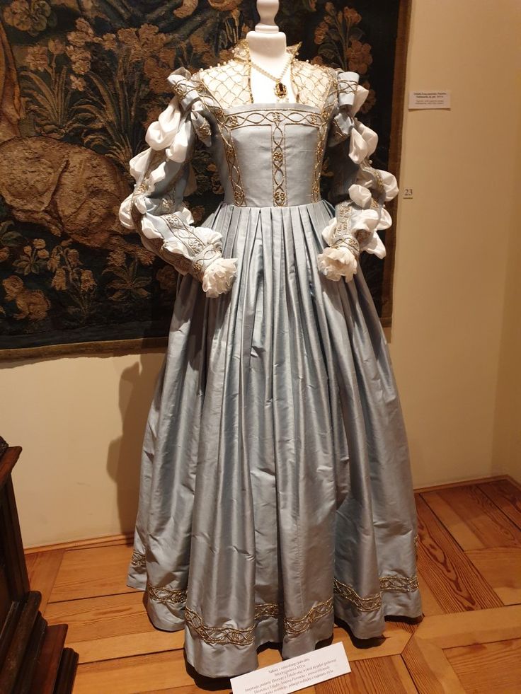 1600 Italian Fashion, Victorian Dress Sleeves, 1690s Dress, 1600s Fashion Dresses, Late 1600s Fashion, 1600s French Fashion, 1700 Womens Fashion, 1700s Royal Fashion, 1650s Dress