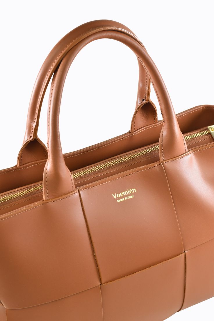 Borsa Lauren in Vera pelle Spazzolata con tracolla Made in Italy e accessori color oro. La parte interna è composta da due grandi scomparti principali, separati da una tasca centrale con chiusura a zip, nello scomparto posteriore sono presenti due tasche laterali portadocumenti/portacellulare, mentre nello scomparto anteriore è presente una tasca laterale con chiusura a zip. -Materiale esterno: Vera pelle Spazzolata -Materiale hardware: Acciaio inossidabile color oro -Materiale chiusura: Acciaio Braided Bag, Light Gold Color, Gold Accessories, Side Pocket, Leather Handbags, Gold Color, Genuine Leather, Women's Fashion, In Italy