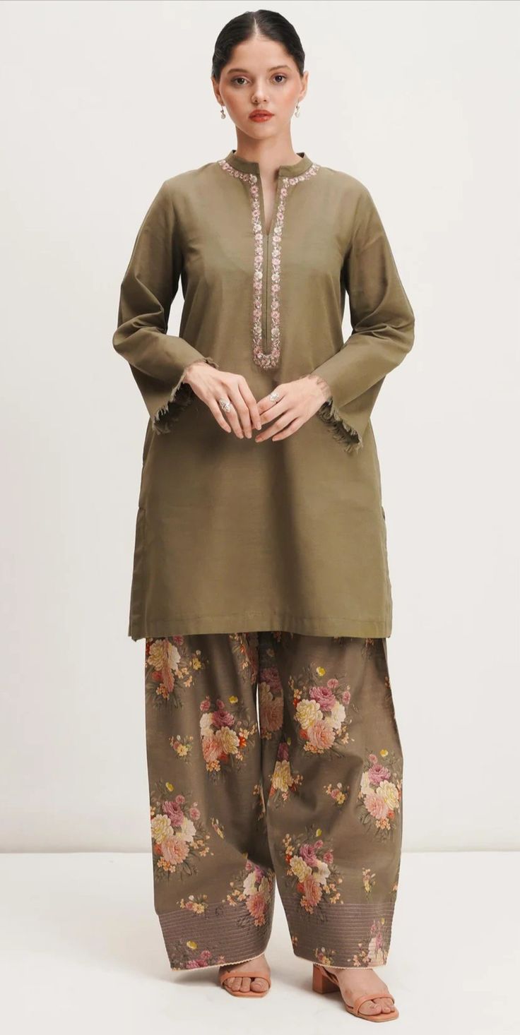 Co Ords Outfits Desi, Capry Design Latest, Shalwar Design 2024, Pakistani Cotton Suits Design, Lawn Dress Design Ideas 2020, Shalwar Design For Women, Pakistani Kurta Designs Women, Casual Pakistani Outfits, Capri Design