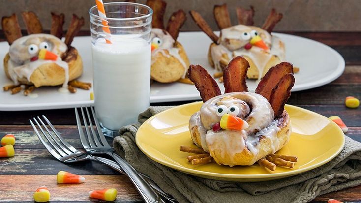 an image of a turkey made out of cinnamon rolls